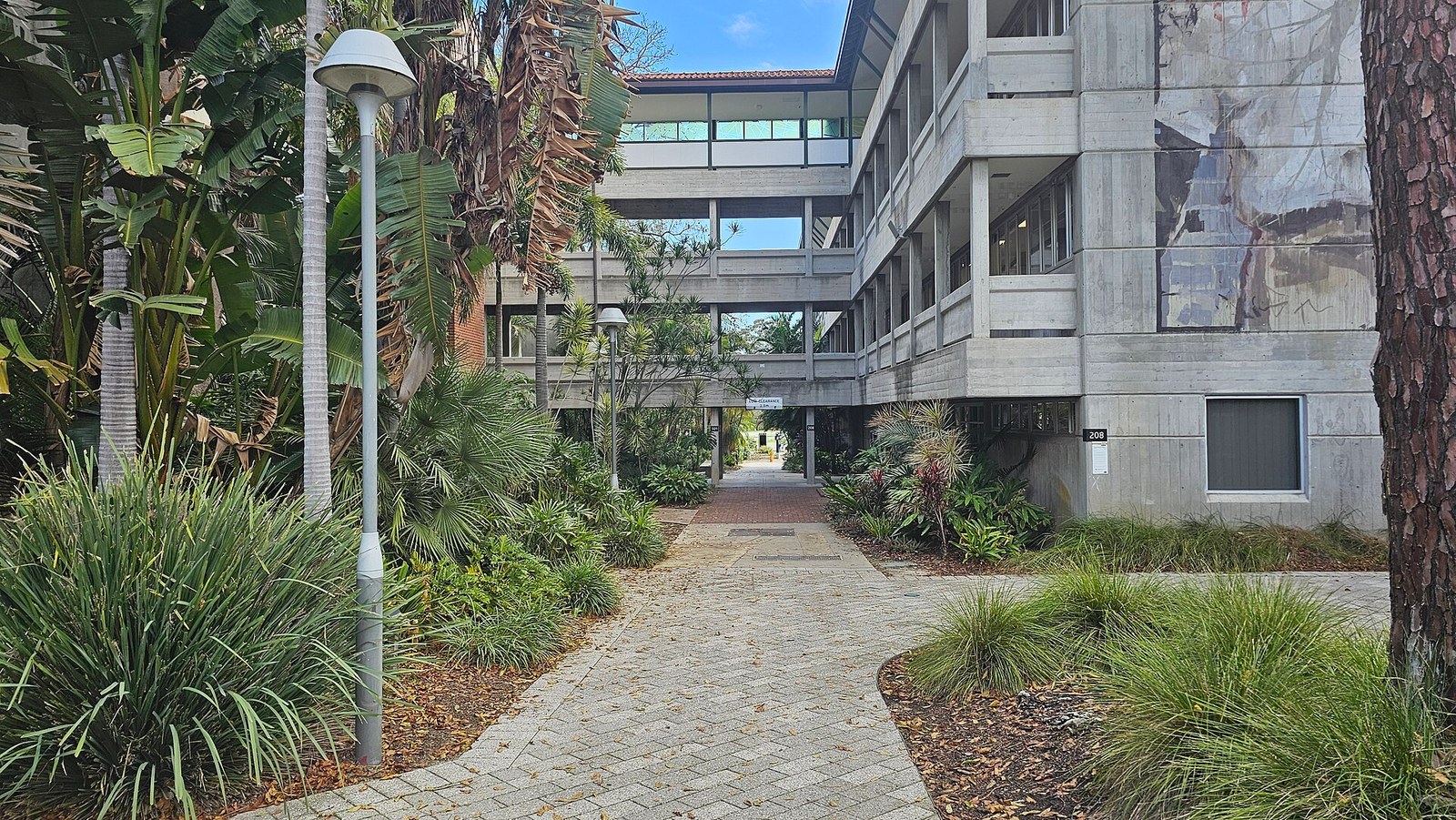 Curtin大學208號建築旁步道資料照，非合併活動現場
