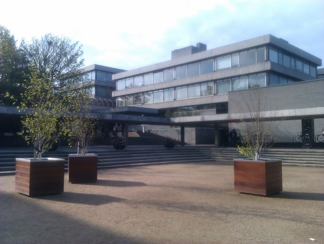 都柏林大學Newman大樓前庭資料照，非論壇或新宿舍