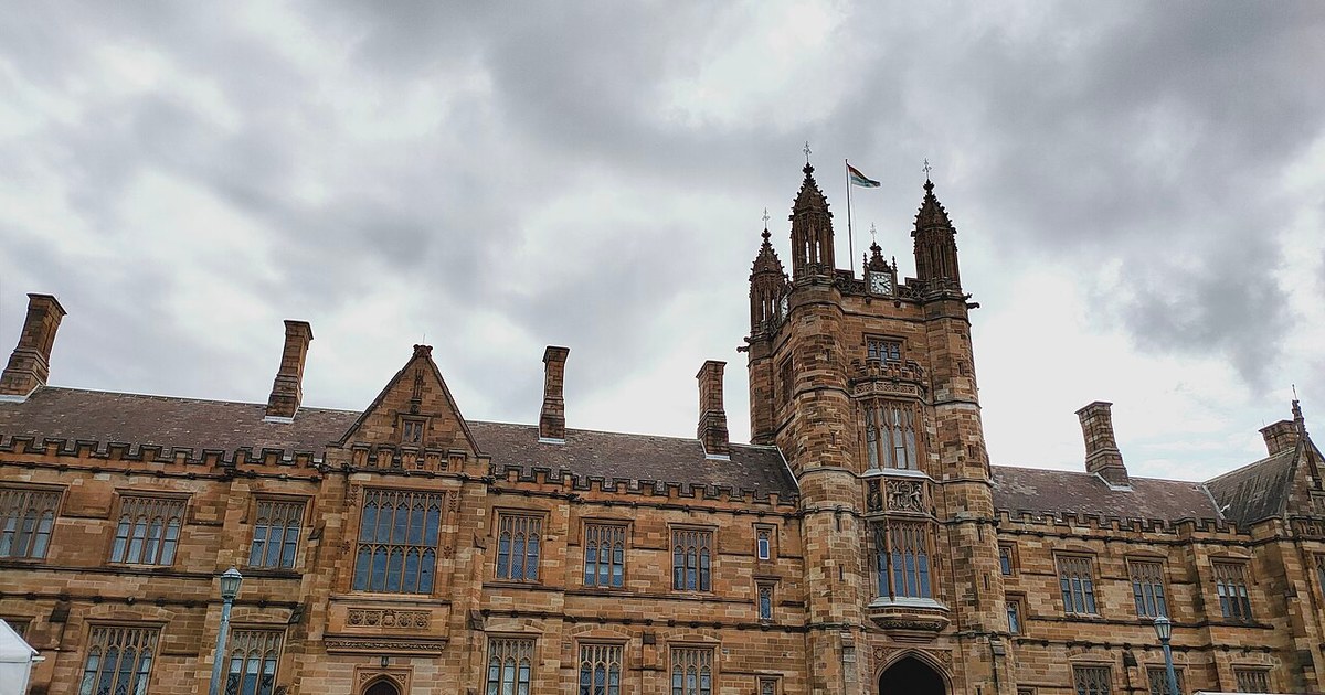 Picture of the University of Sydney quadrilateral courtyard, non-Mumbai signing site