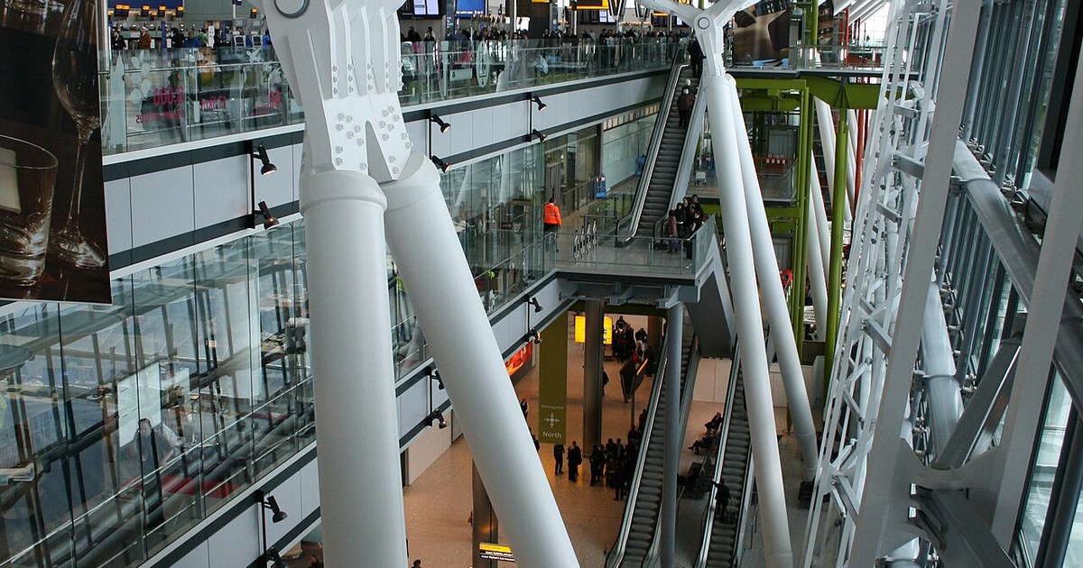 Inner flight 5 at Heathrow Airport, 2008 data, not a reception counter for freshmen.