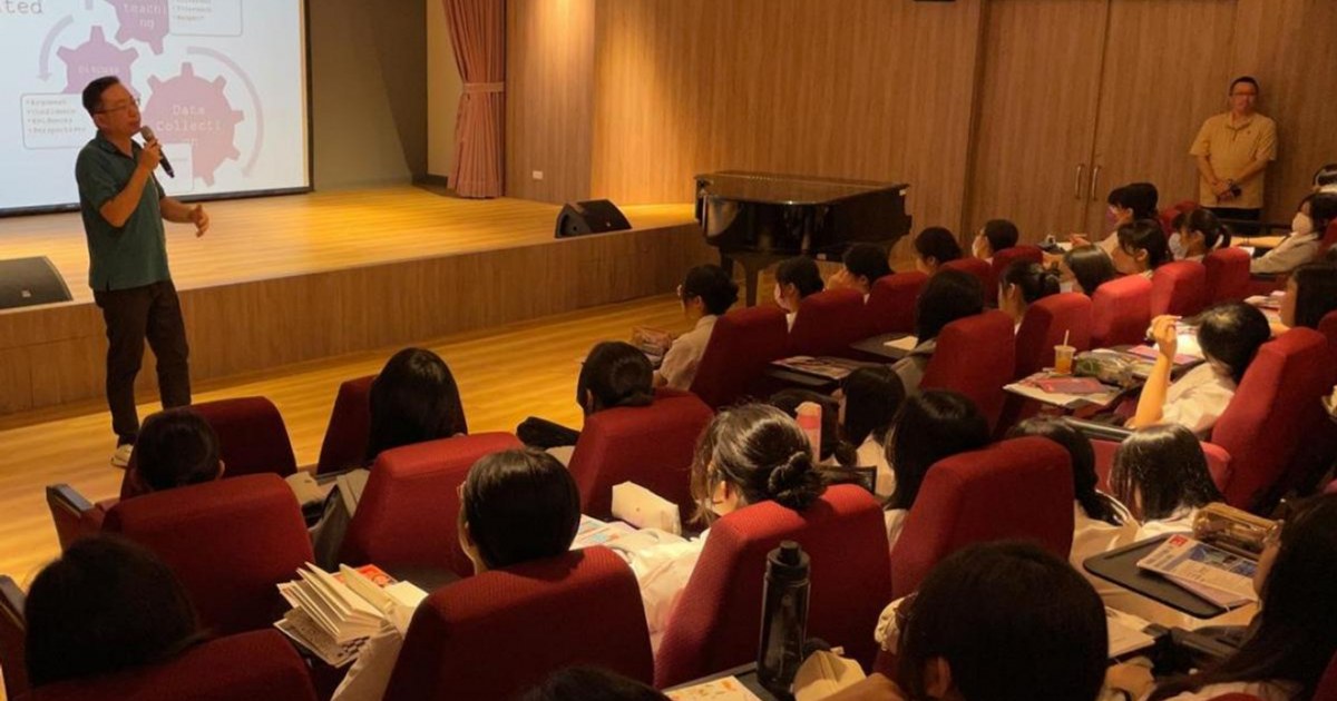 Photo of a lecture at the LTU International Academic Centre on campus