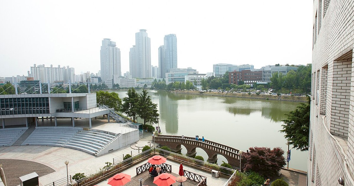 Photos of campus buildings and urban landscapes in Seoul, Korea